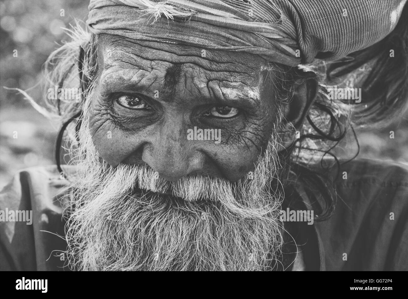 Ritratto di un vecchio sorridente Sadhu in Karnataka, India Foto Stock