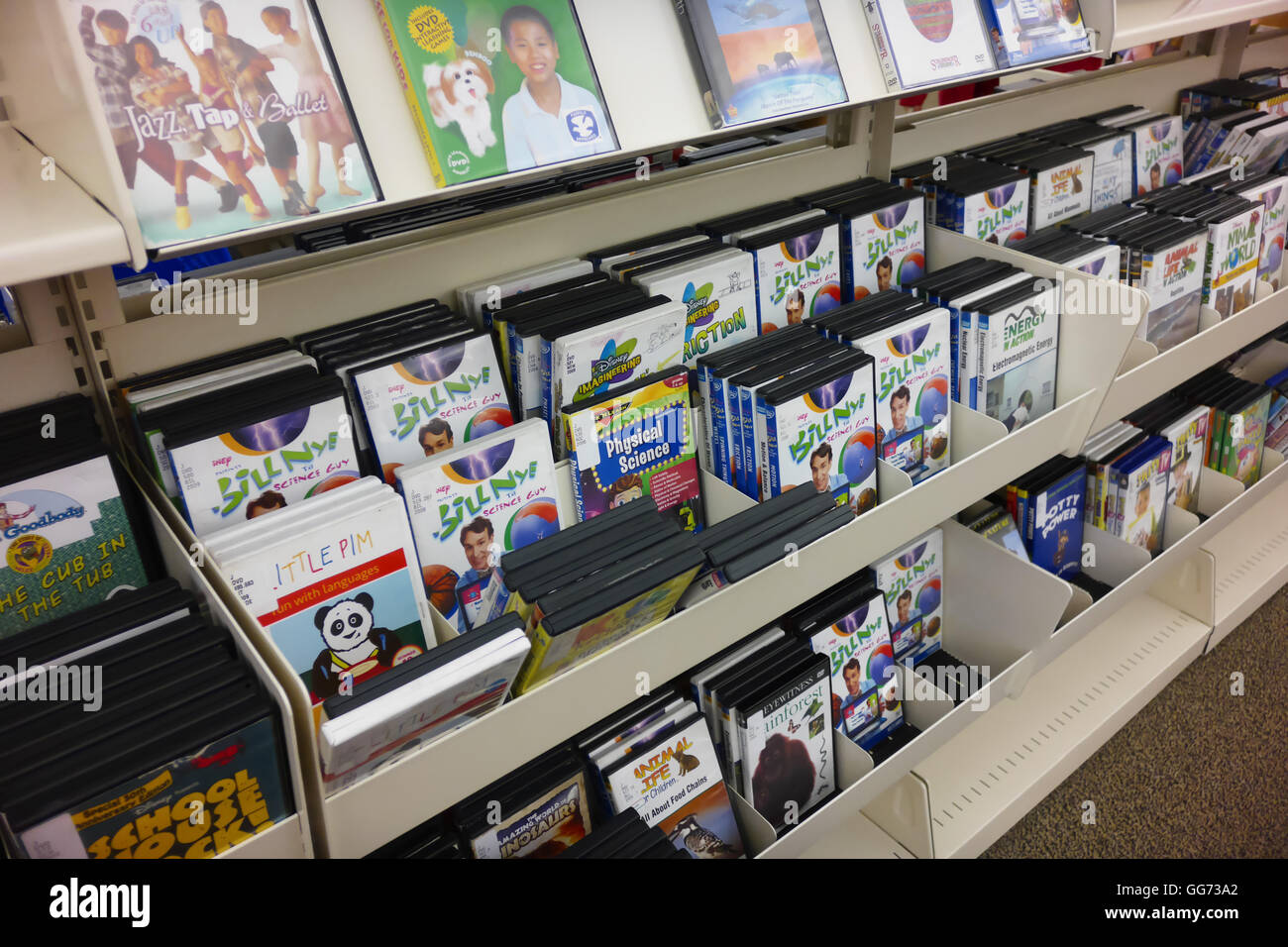 Video didattici e DVD per bambini sul visualizzatore in corrispondenza di una libreria pubblica locale. Foto Stock