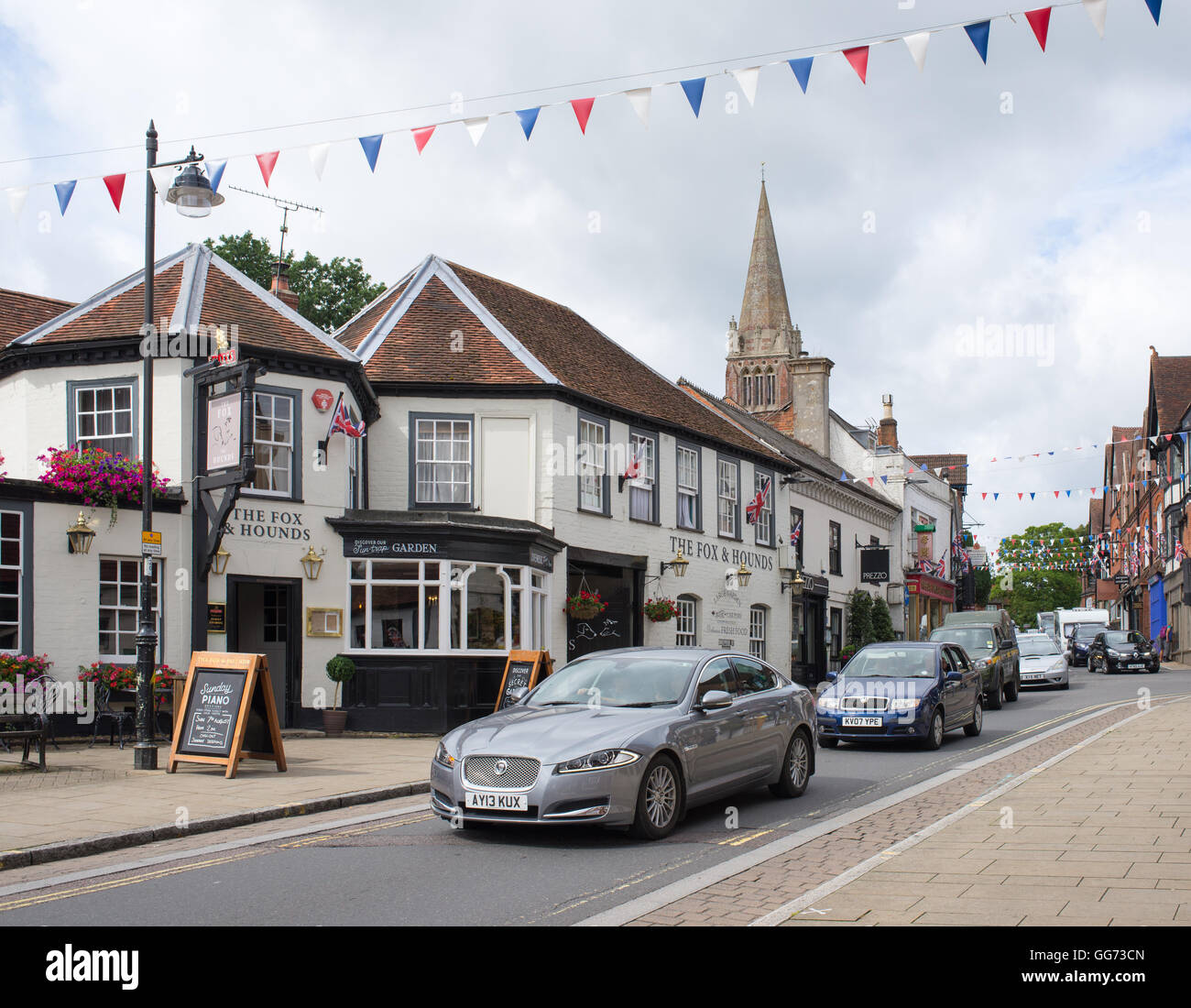 La strada principale attraverso la New Forest Town di Lyndhurst, Hampshire, Regno Unito è sempre trafficata. Foto Stock