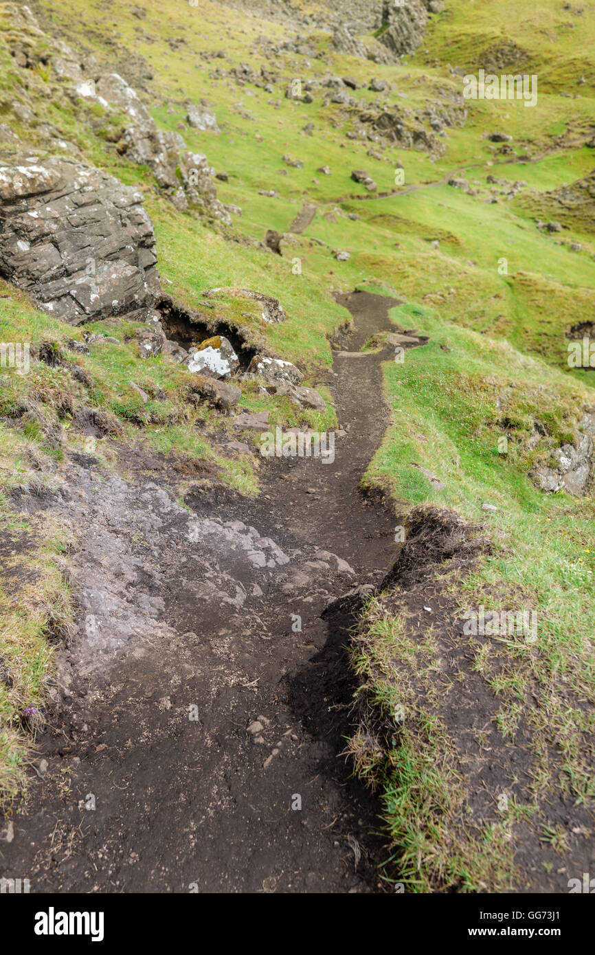 Svuotare il percorso di trekking tra i pendii erbosi delle Highlands scozzesi Foto Stock