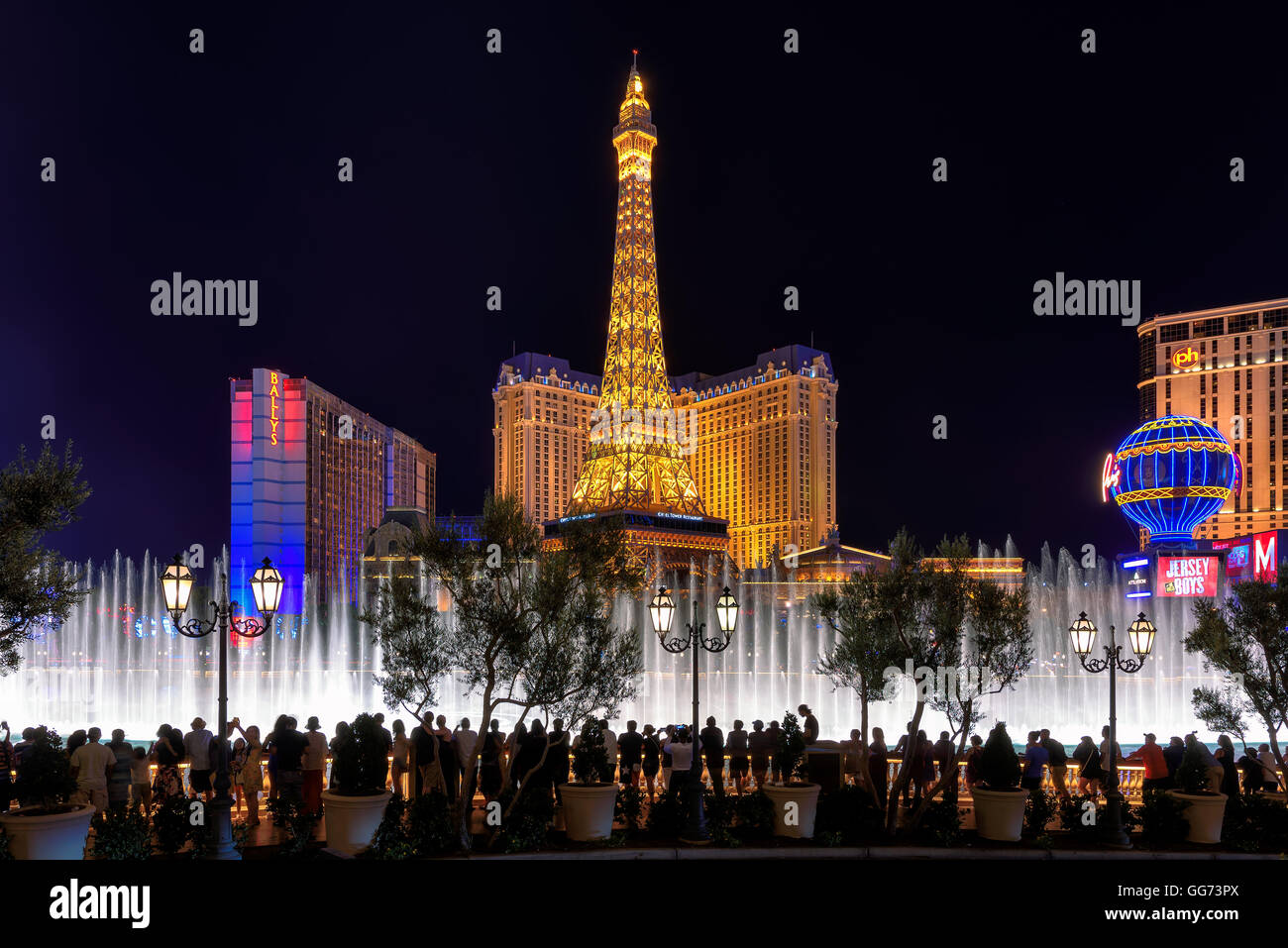 Le persone guardano Bellagio Fountain mostra a Parigi hotel e casinò di Las Vegas Foto Stock