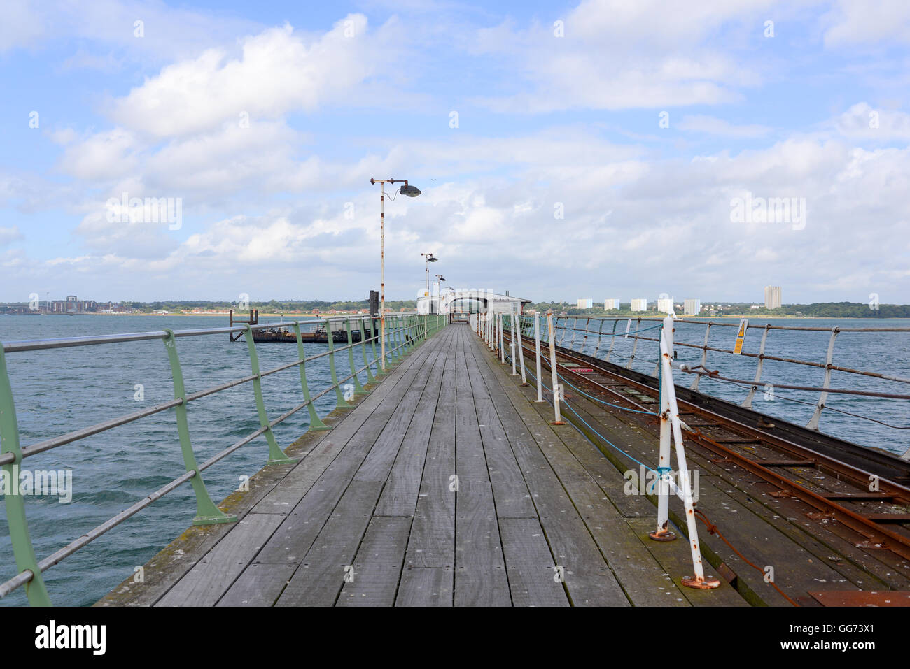 Hythe Pier ferrovia è la più lunga in continua esecuzione pier ferrovia in tutto il mondo e serve l'Hythe a Southampton traghetto. Foto Stock