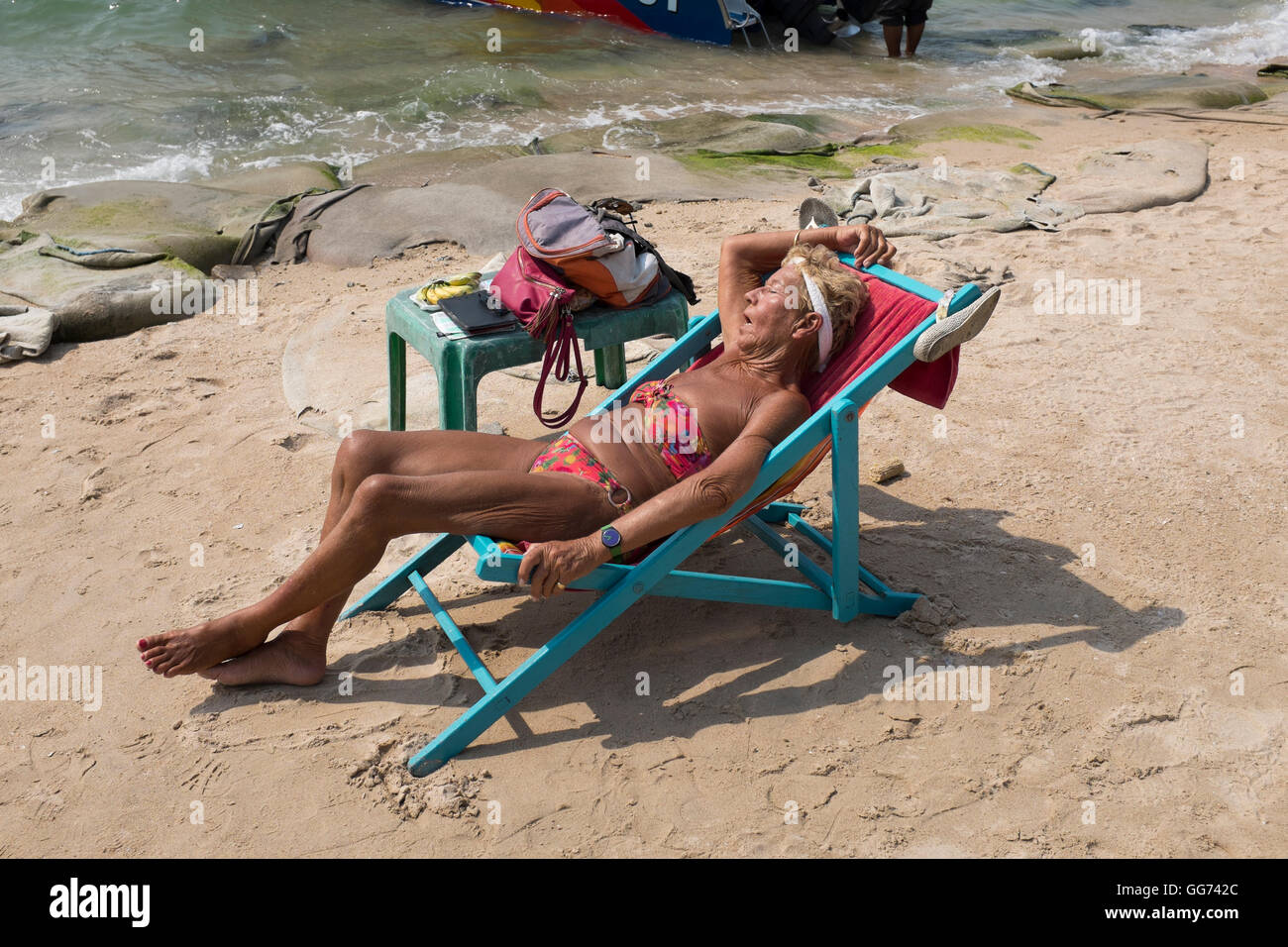 Donna occidentale a prendere il sole sulla spiaggia di Pattaya Foto Stock