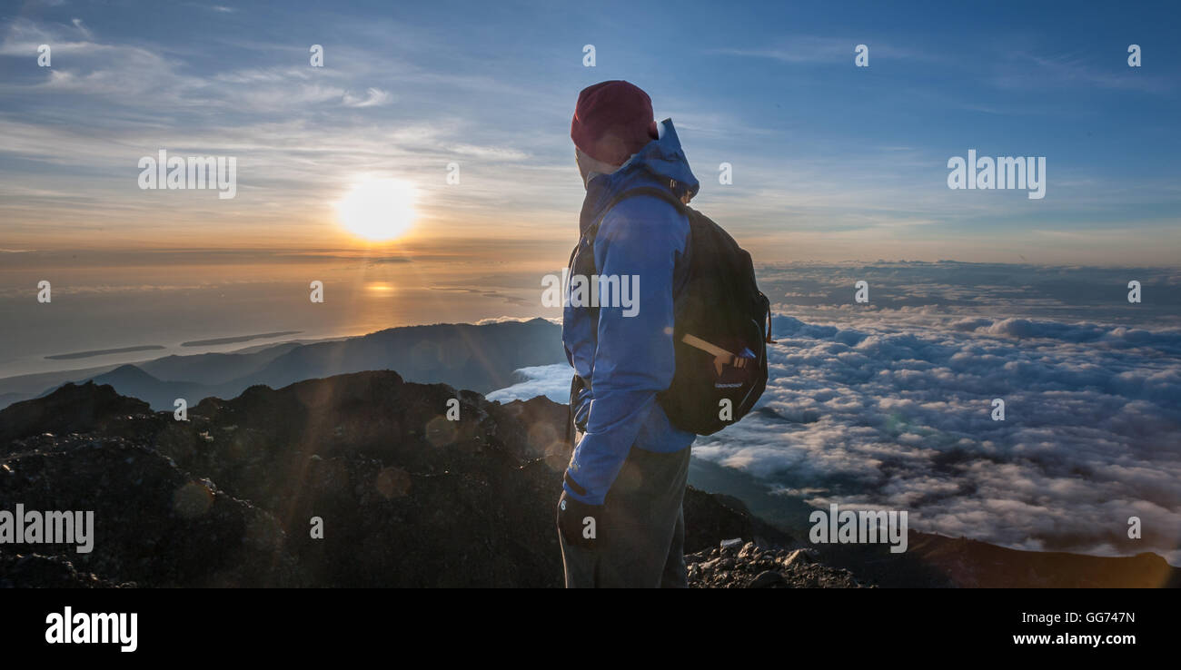 Escursionista sulla sommità del monte Rinjani all'alba Foto Stock