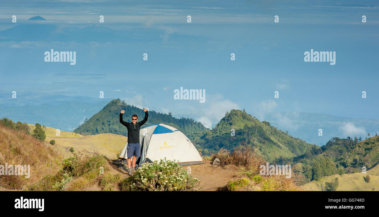 Uomo al di fuori di tenda sul Monte Rinjani a Lombok (Indonesia) Foto Stock