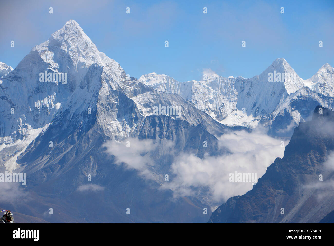 Vista guardando verso il basso e verso la Ama Dablam sfondo di picco da Cho La Pass Foto Stock