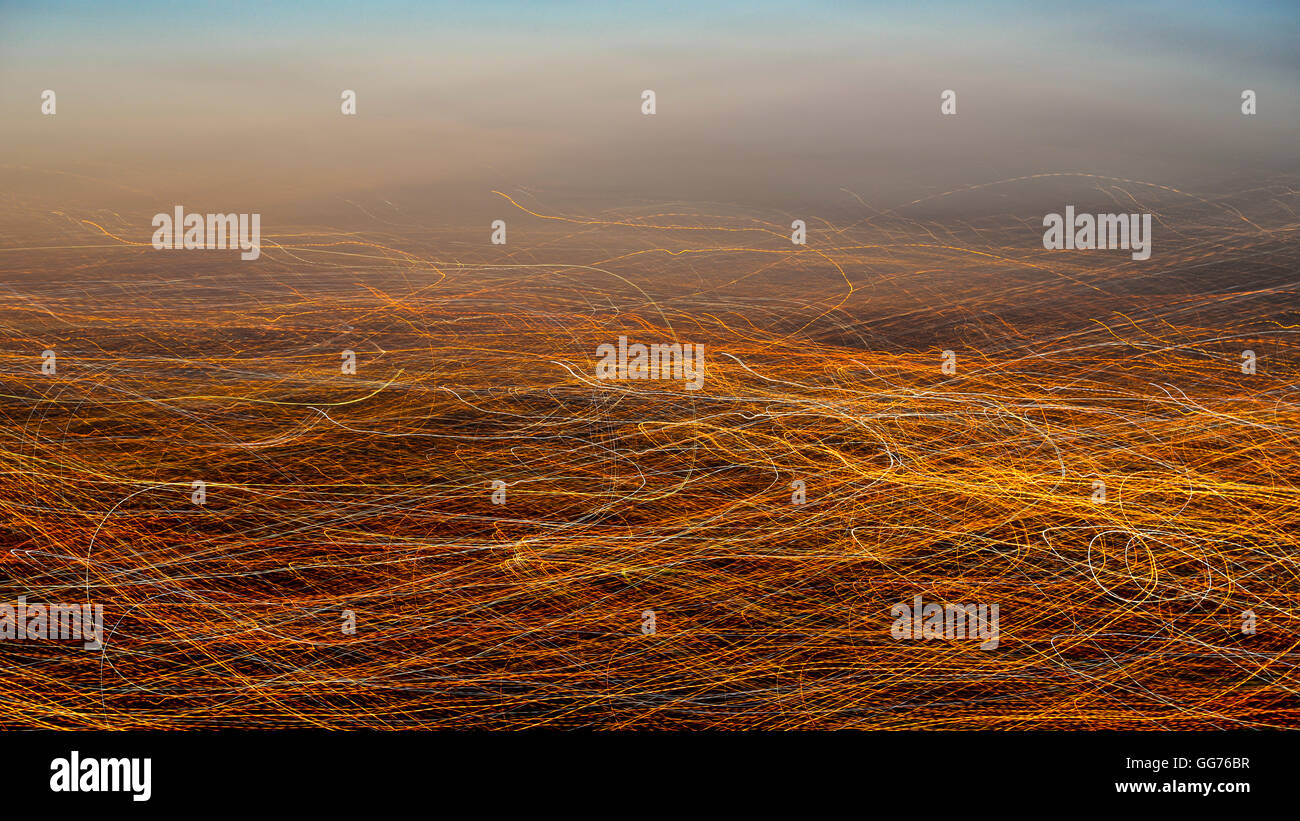 Città percorsi di luce al tramonto. Le luci della città di Manchester rendendo thread come sentieri mediante movimento della fotocamera. Foto Stock