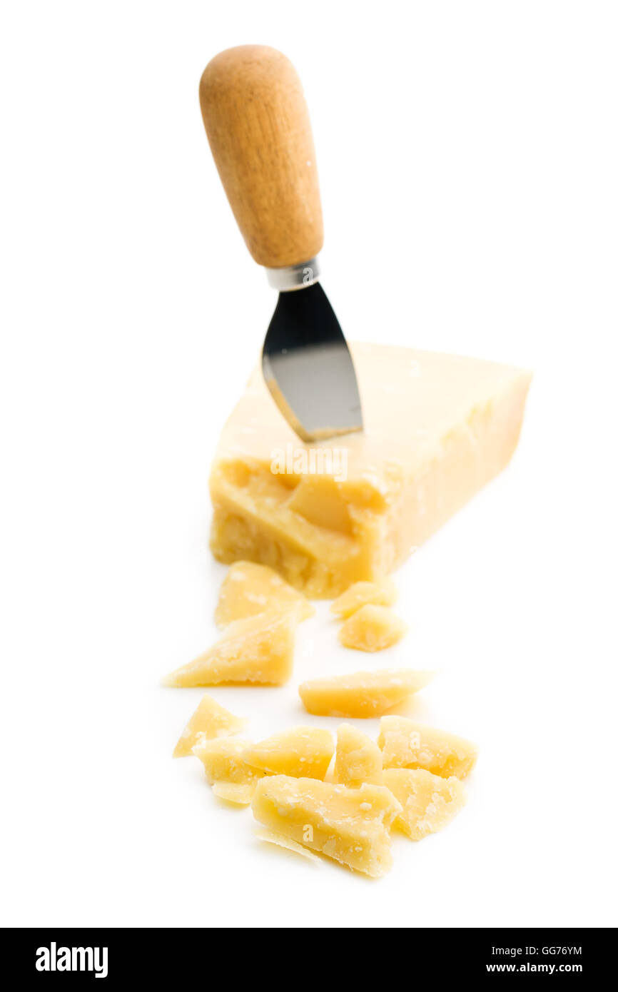 Il trito di parmigiano isolati su sfondo bianco. Foto Stock