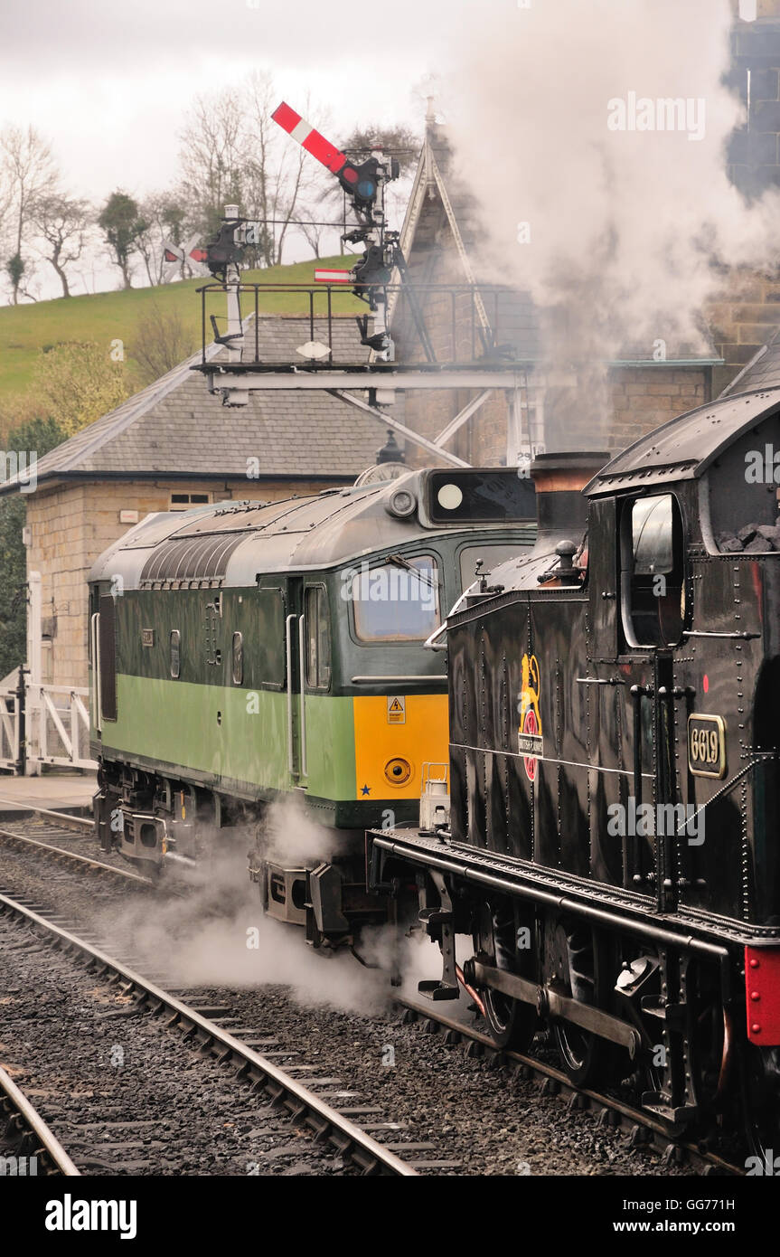 Treno in partenza stazione Grosmont sulla North Yorkshire Moors Railway, 1030 servizio a Pickering. Foto Stock