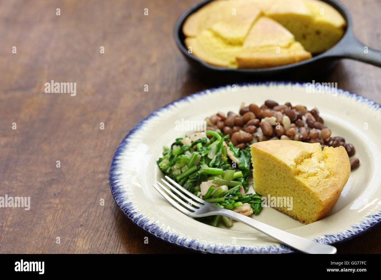 Fagioli e verdure con cornbread, la cucina del Sud degli Stati Uniti Foto Stock