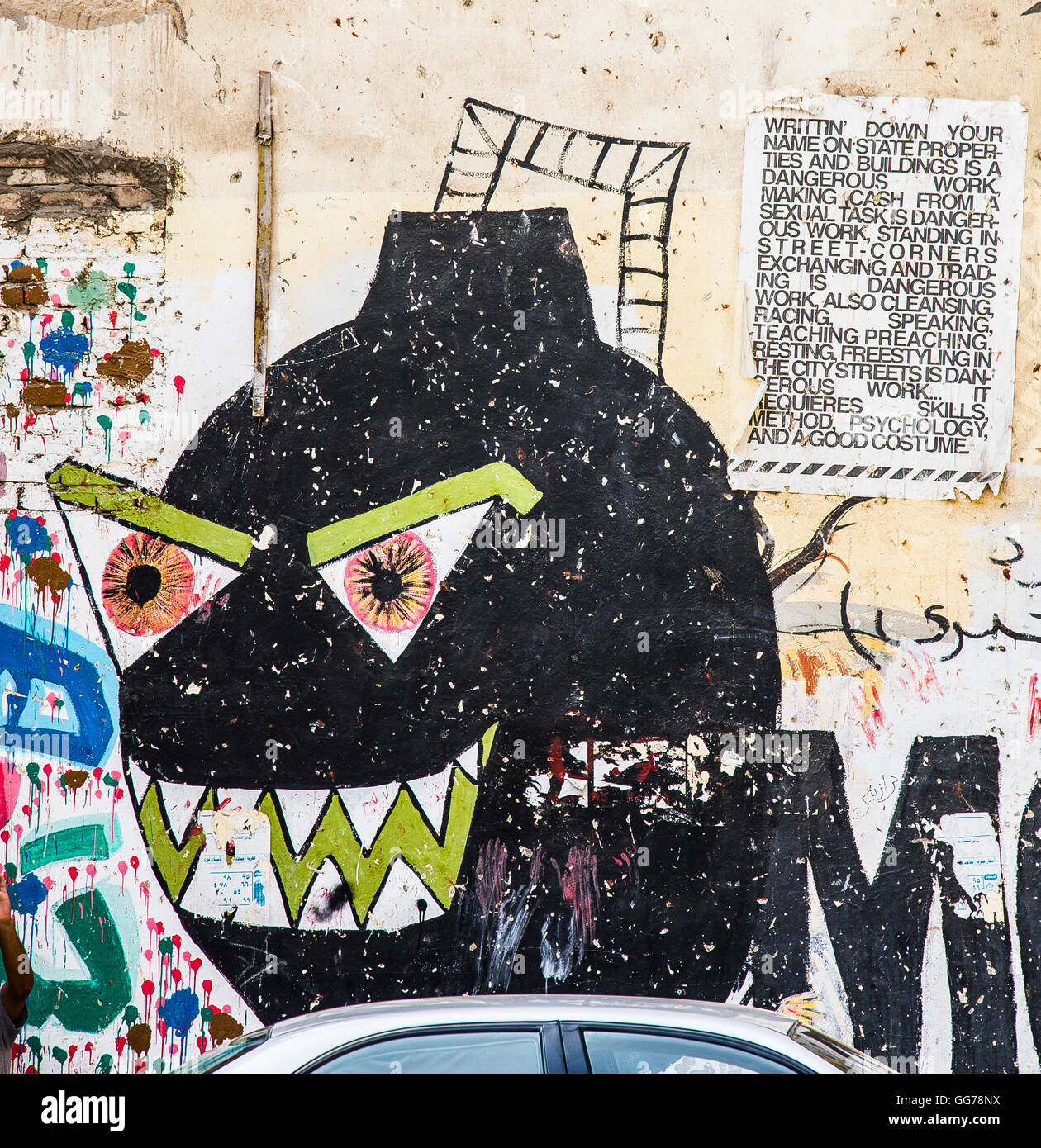 L'Egitto, al Cairo, graffiti della rivoluzione egiziana una bomba è raffigurato come una testa e un umoristico messaggio stampato in inglese. Foto Stock