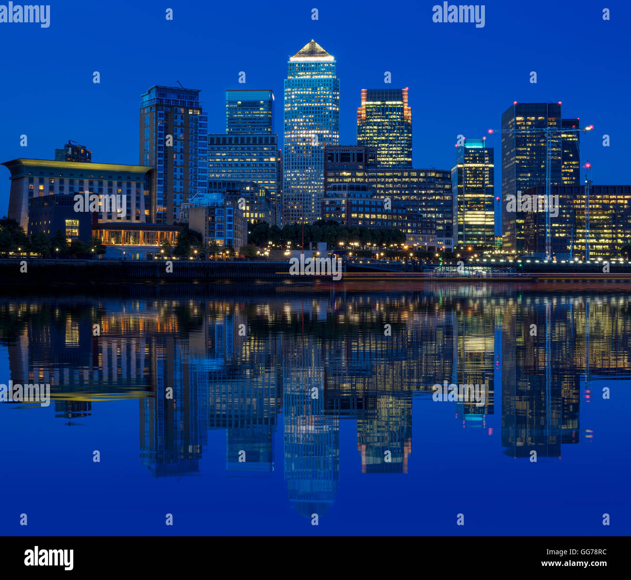 Illuminata Canary Wharf, fulcro finanziario di Londra di sera Foto Stock