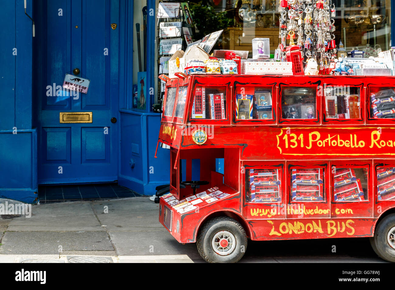 London, Regno Unito - 13 Luglio 2016 - Red double decker modello riempito con inglese souvenir in Portobello Road a Notting Hill Foto Stock