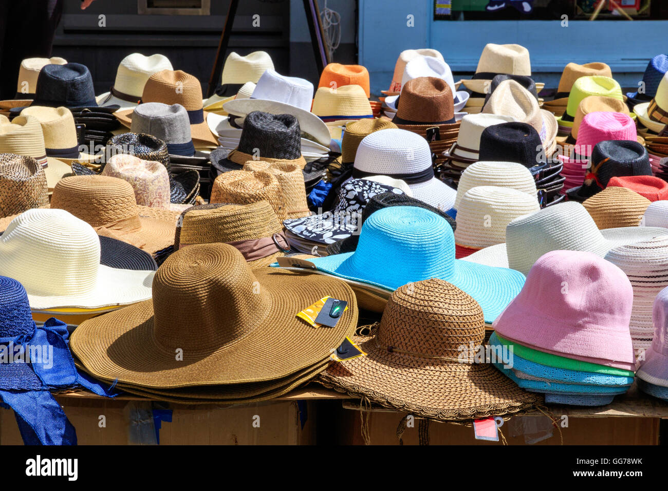 Varietà di cappello da sole visualizzati in un mercato di strada Foto Stock