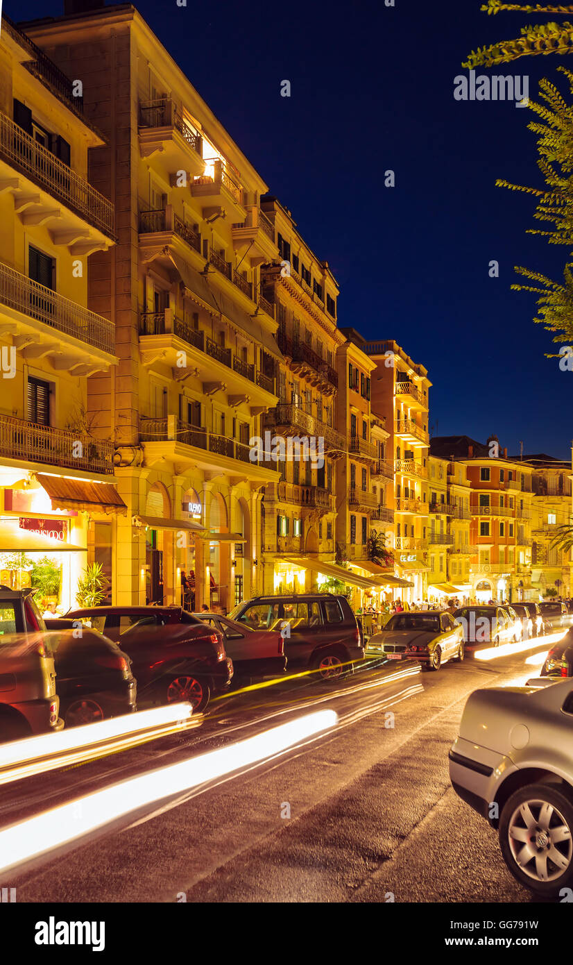 Corfù, Grecia - luglio 6, 2011: La vita notturna e il traffico automobilistico della città vecchia Foto Stock