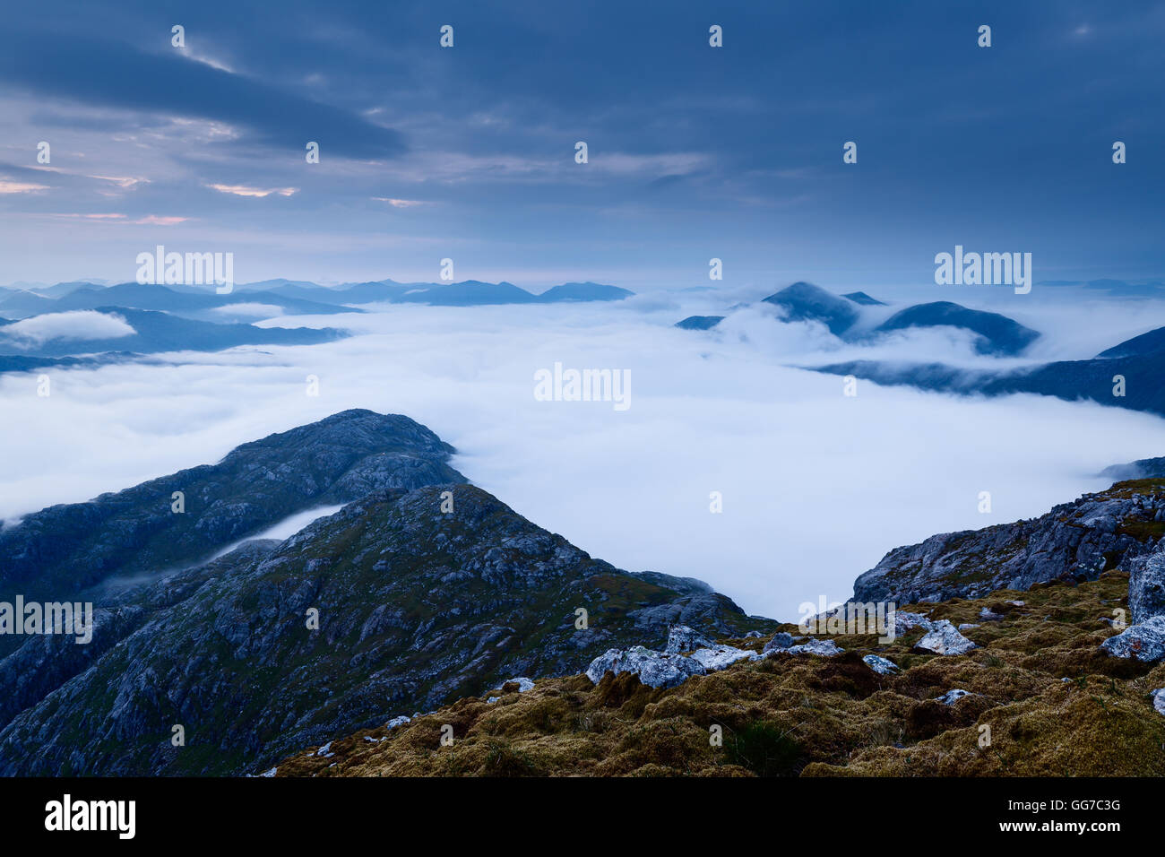 Un ampia copertura di inversione Loch Quoich all'alba Foto Stock