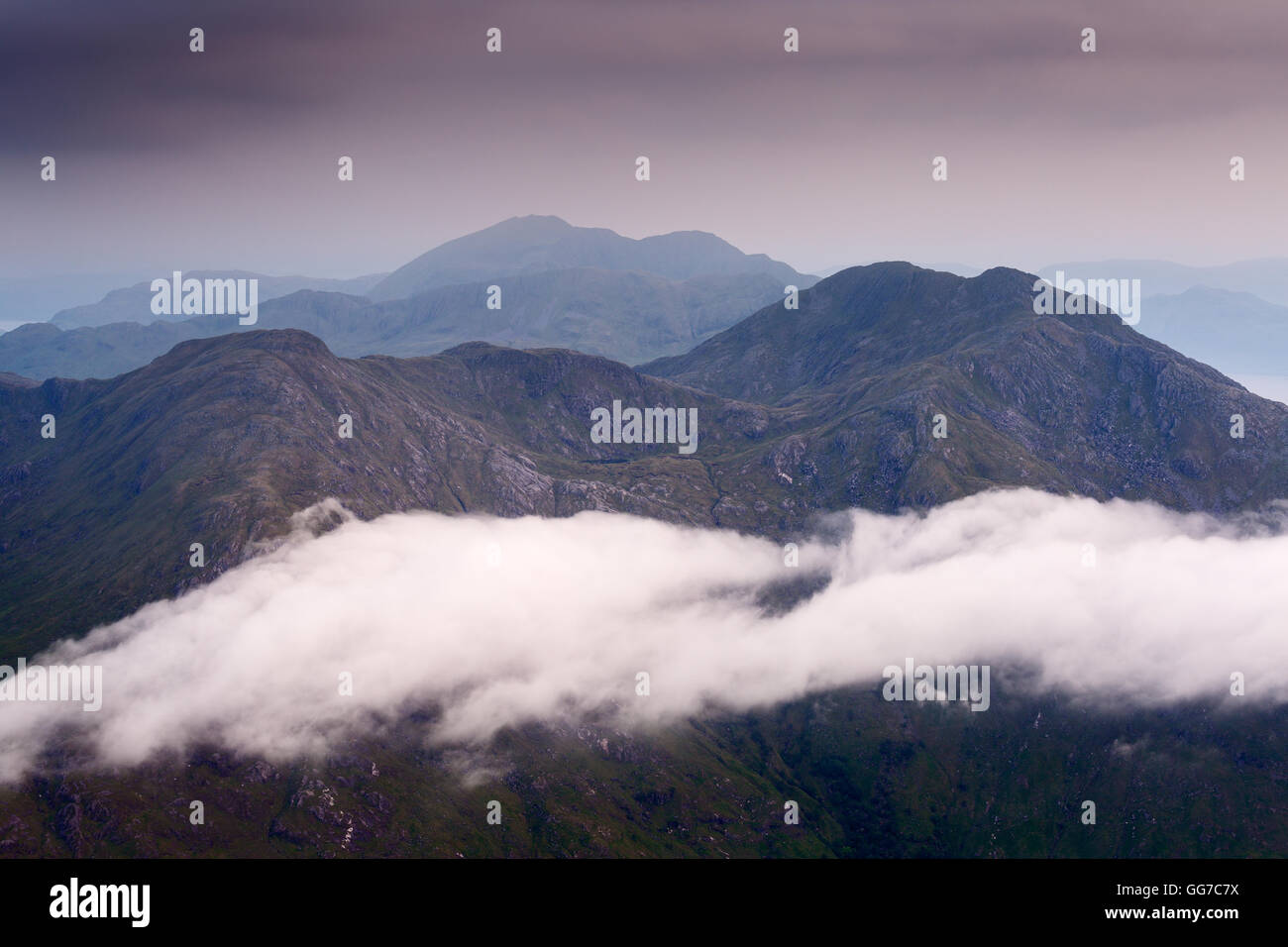 Una banda di nuvole che si muove lentamente oltre Luinne Bheinn, Knowydart, visto dalla cima di Sgurr na Ciche, Glen Dessary Foto Stock