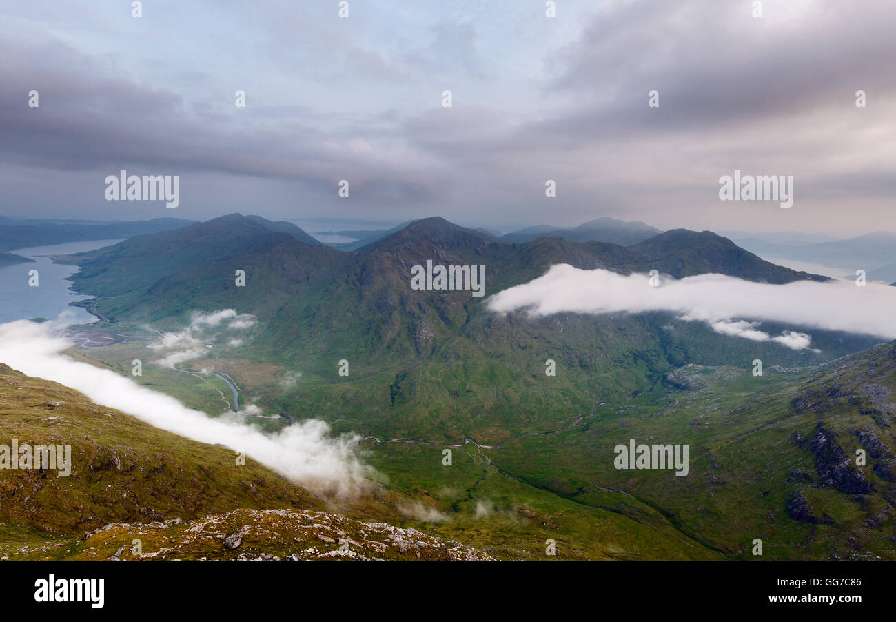 Guarda le aspre montagne della penisola di Knoydart all'alba Foto Stock