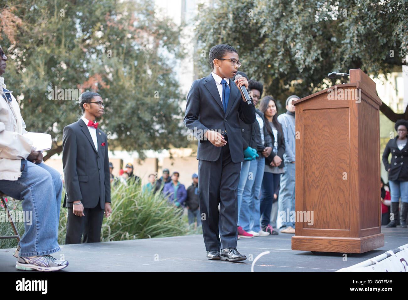Giovane studente nero parla alla folla durante l oratorio della concorrenza a Martin Luther King Day celebrazione di Austin in Texas Foto Stock