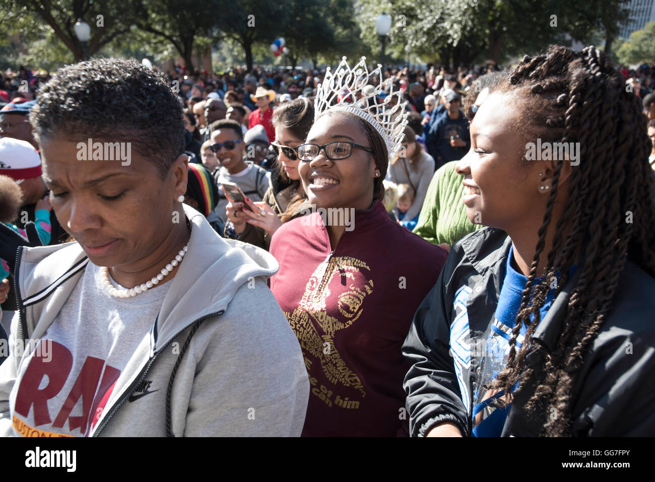 Nero studente di college indossa corona durante il Martin Luther King Day marzo di Austin in Texas Foto Stock