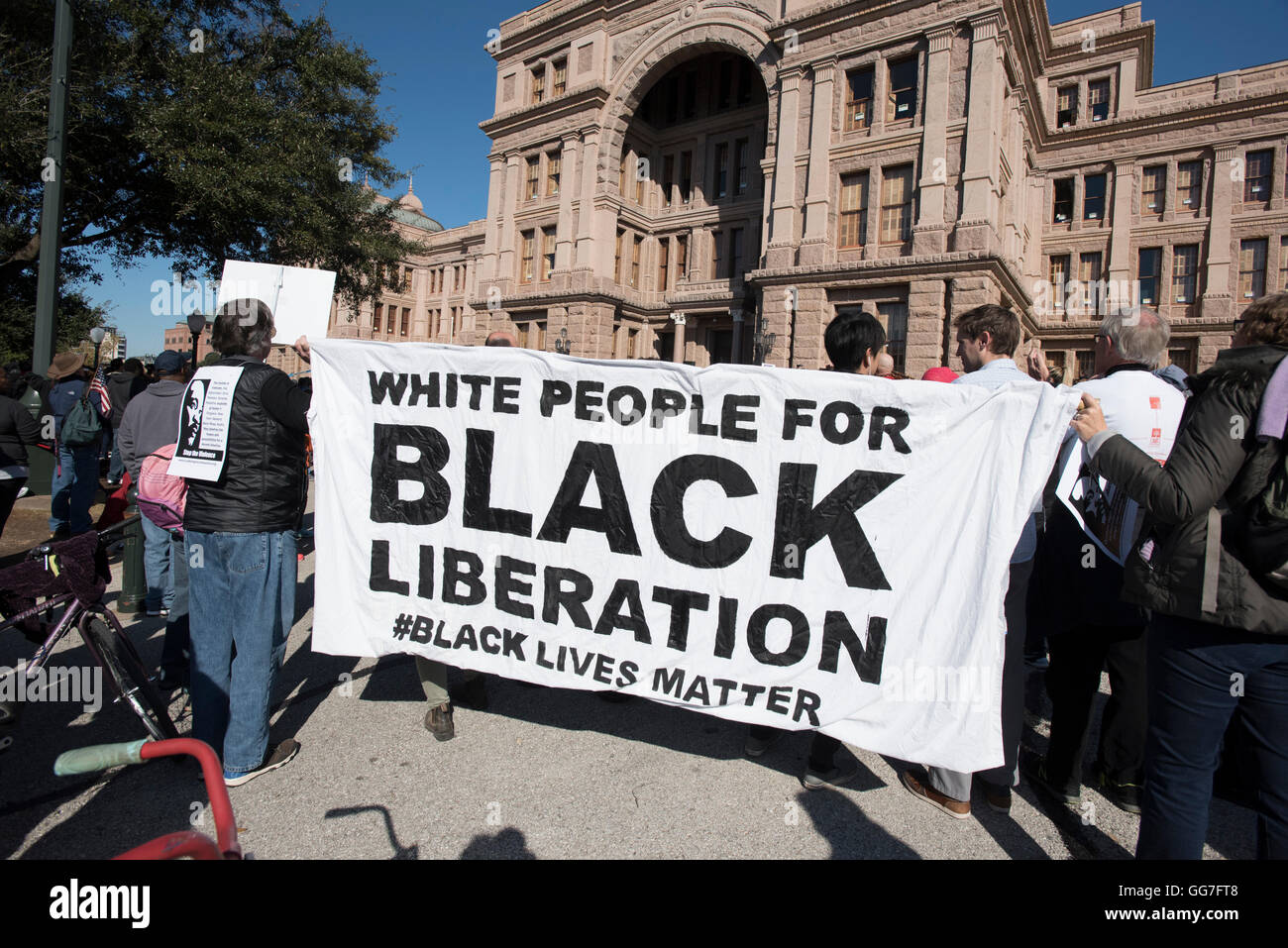 Dimostranti a Martin Luther King giorno rally banner di trattenere il supporto nero vive questione presso lo State Capitol Building di Austin Foto Stock