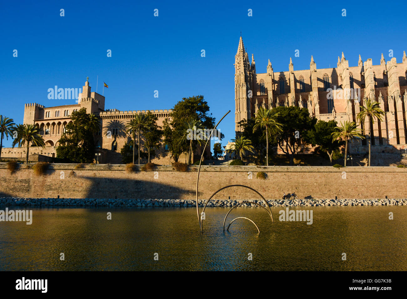 Palacio Real de La Almudaina accanto alla Cattedrale di Santa Maria di Palma (La Seu), Mallorca, Palma, Spagna - Palazzo Reale Foto Stock