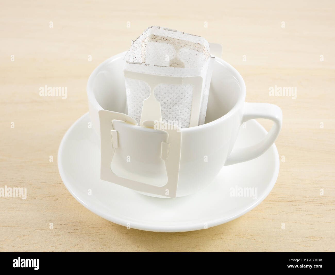 L'instant caffè appena fatto gocciolare borsa su bianco tazza di caffè. Foto Stock
