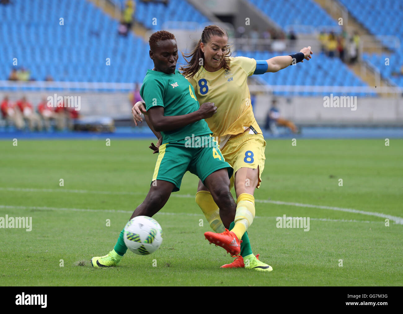 Sud Africa Noko Matlou e in Svezia il sacco di Schelin in azione durante le donne del primo round - Gruppo E corrispondono allo Stadio Olimpico, Brasile. Foto Stock