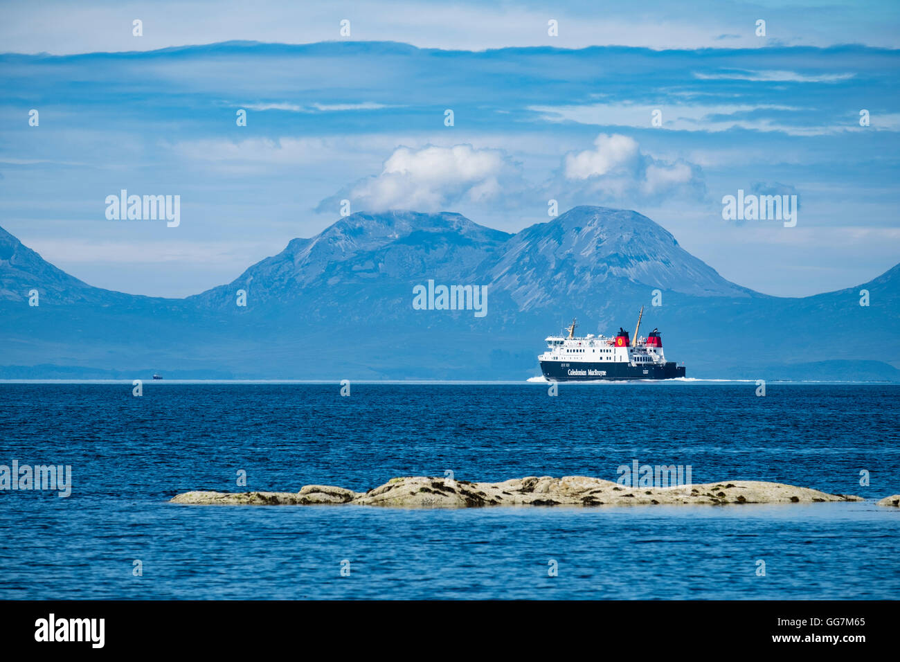 Vista la pappa del Giura sull isola di Jura e CalMac traghetto passeggeri dalla penisola di Kintyre in Argyll and Bute Foto Stock
