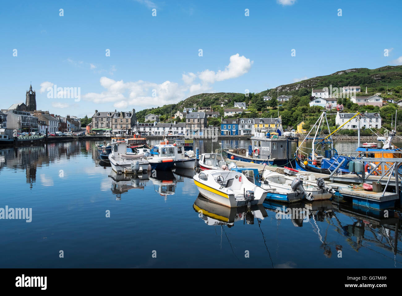 Vista del porto a Tarbert sulla penisola di Kintyre in Argyll and Bute in Scozia, Regno Unito Foto Stock