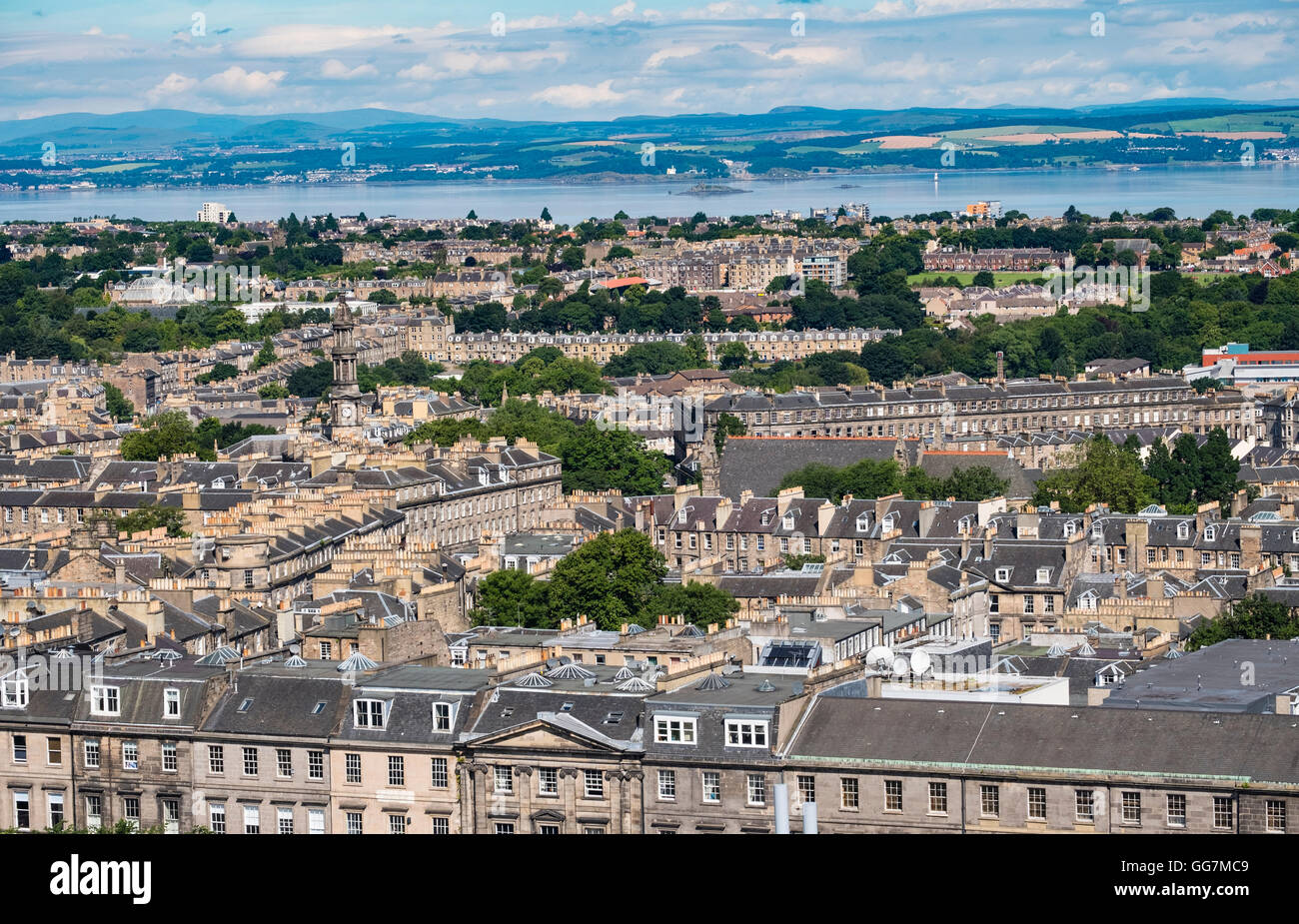 Vista sui tetti della Città Nuova verso il Forth Estuary in Edimburgo, Scozia, Regno Unito Foto Stock