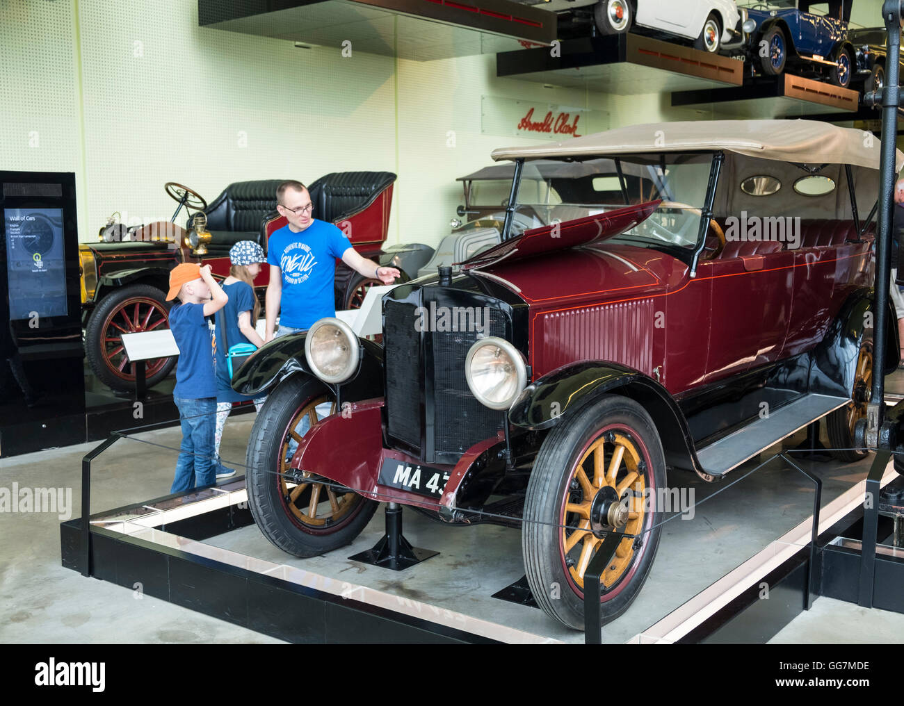 Per i visitatori in cerca di auto d'epoca sul display al Riverside museo dei trasporti di Glasgow, Scotland, Regno Unito Foto Stock