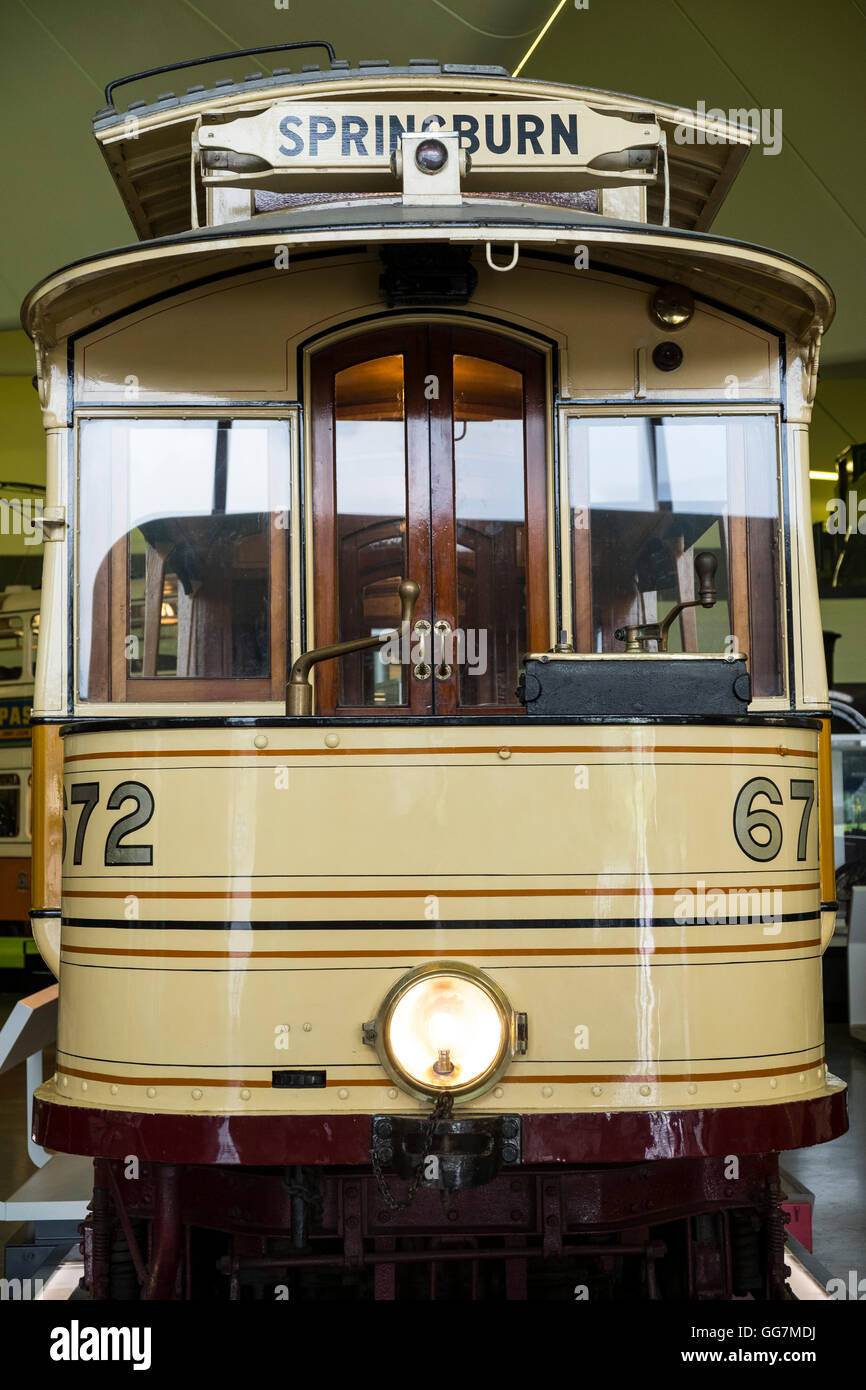Il vecchio tram di Glasgow sul display al Riverside Transport Museum di Glasgow, Scotland, Regno Unito Foto Stock