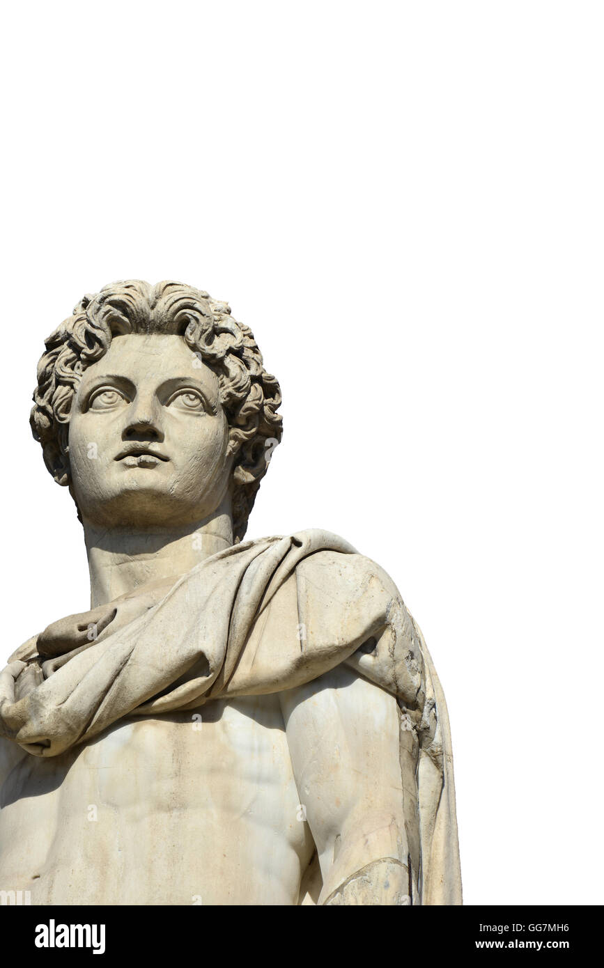 Antica statua in marmo di Dioskouri alla sommità della monumentale balaustra in Campidoglio, Roma (senza sfondo) Foto Stock