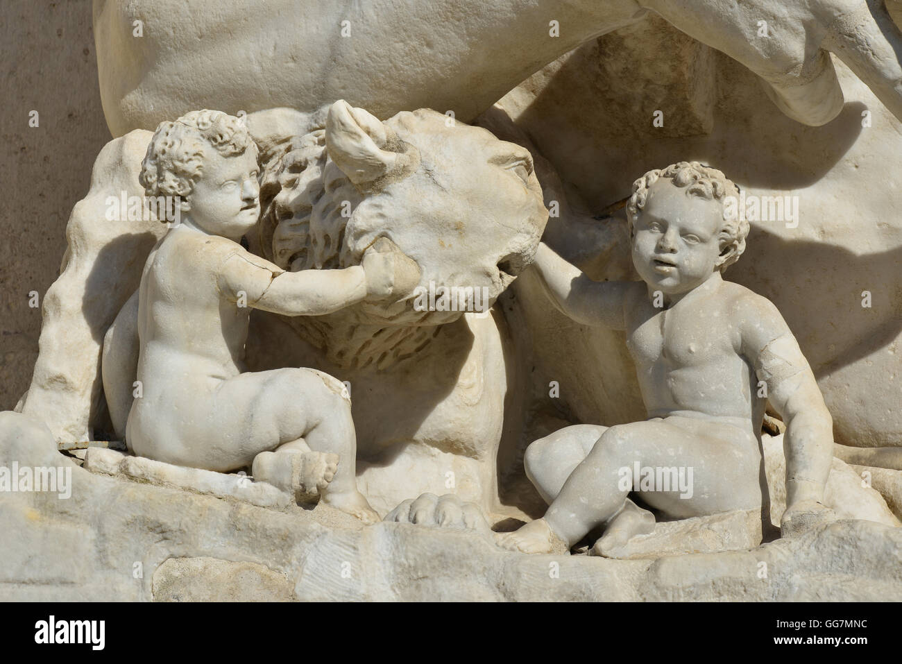 La leggendaria Lupa Capitolina con i gemelli Romolo e Remo, simboleggia la fondazione di Roma. Un antica scultura romana. Foto Stock