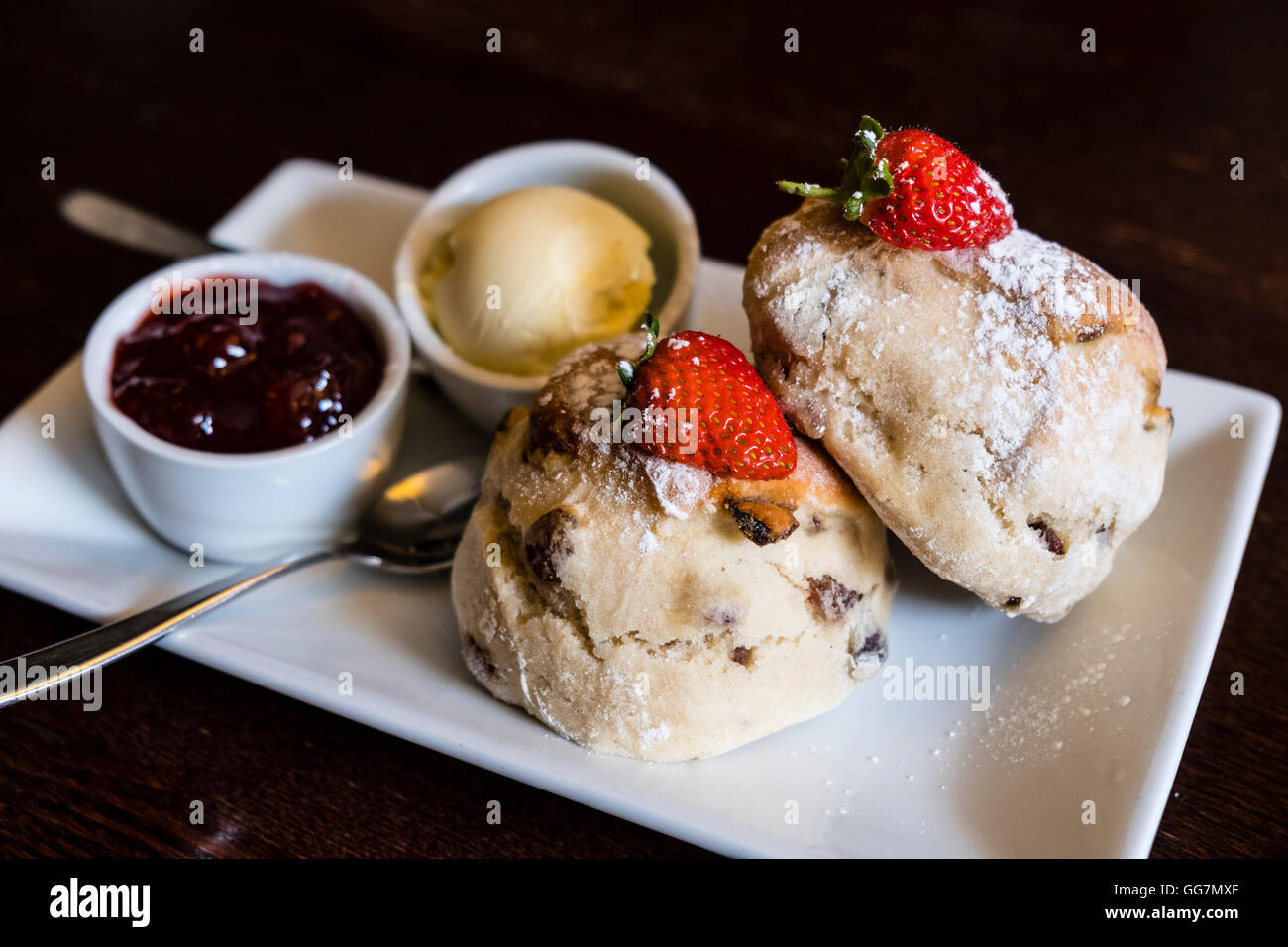 Dettaglio di frutta tradizionali scones con burro e marmellata, è servita come un high tea in un tradizionale inglese cafe nel Regno Unito Foto Stock