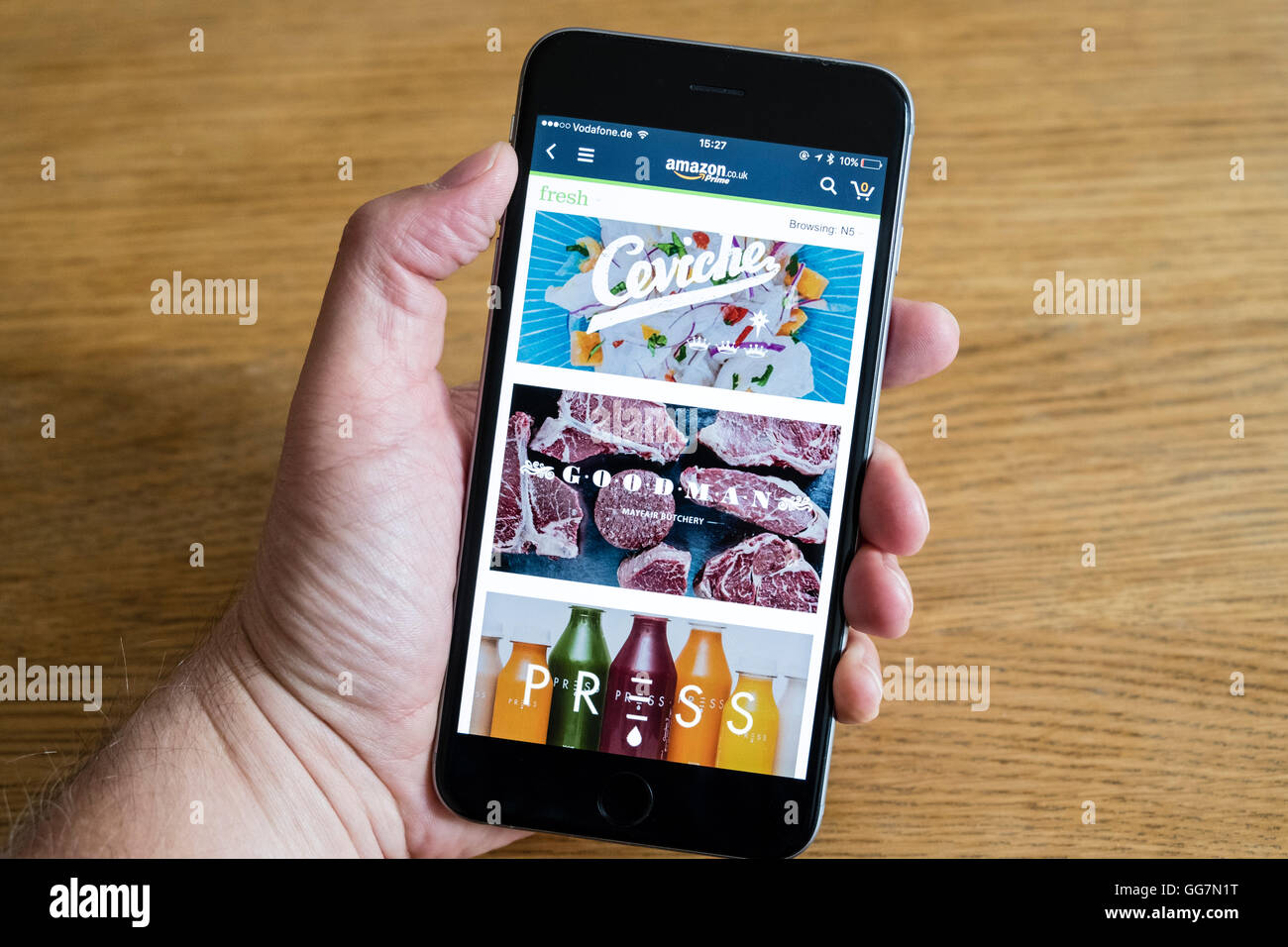 La perfezione del Amazon cibo fresco servizio consegna app mostrato su un iPhone 6 smart phone Foto Stock