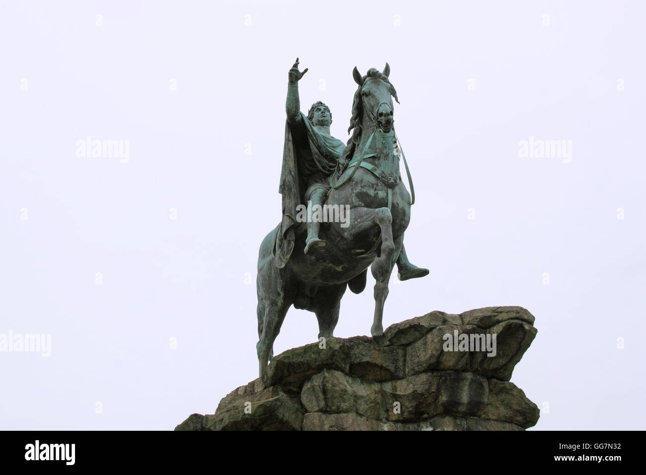 Il Copper Horse statua equestre di Re Giorgio III che guarda verso il basso la lunga passeggiata al Castello di Windsor da Snow Hill, Windsor Great Park, England, Regno Unito Foto Stock