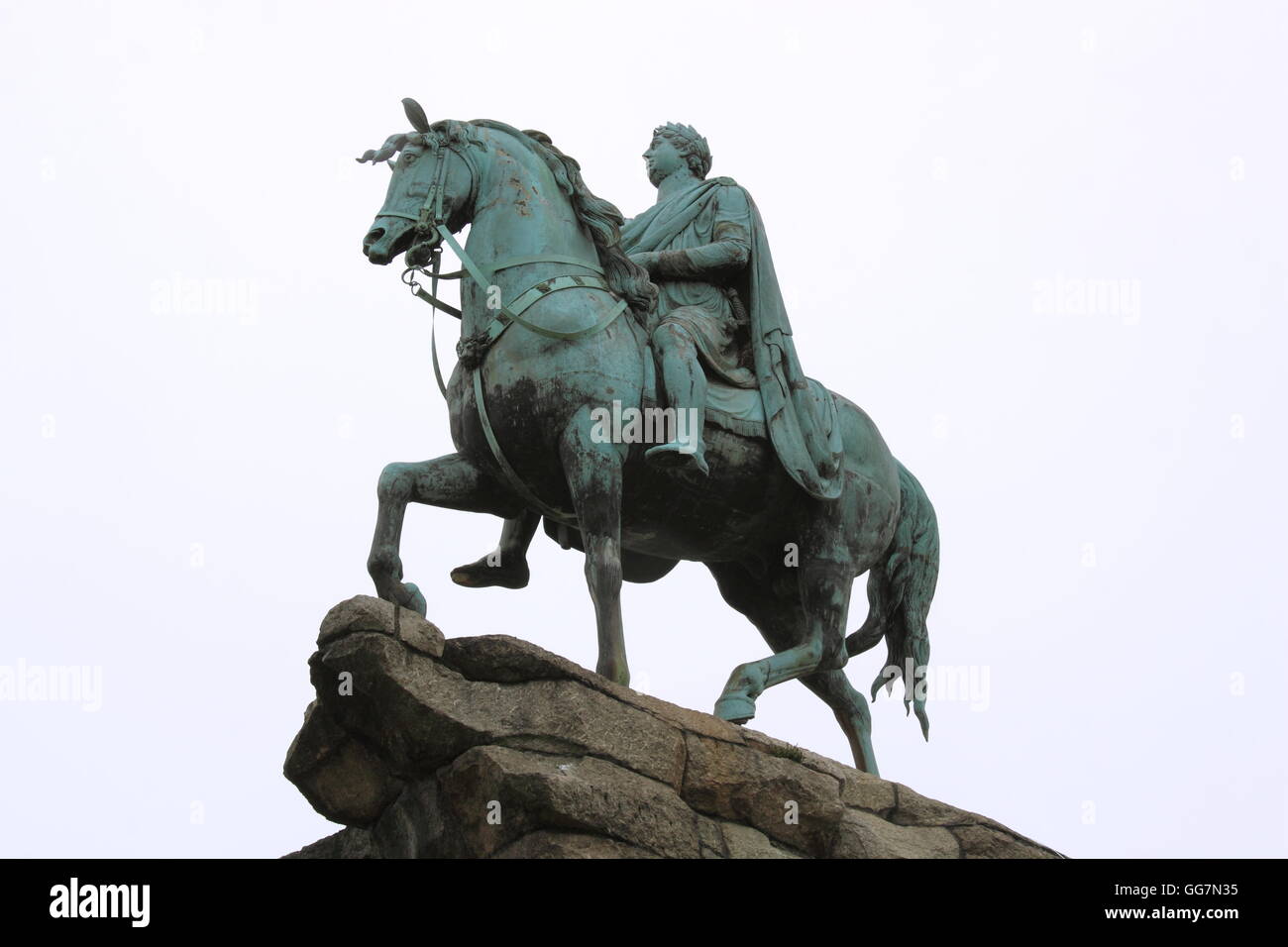 Il Copper Horse statua equestre di Re Giorgio III che guarda verso il basso la lunga passeggiata al Castello di Windsor da Snow Hill, Windsor Great Park, England, Regno Unito Foto Stock