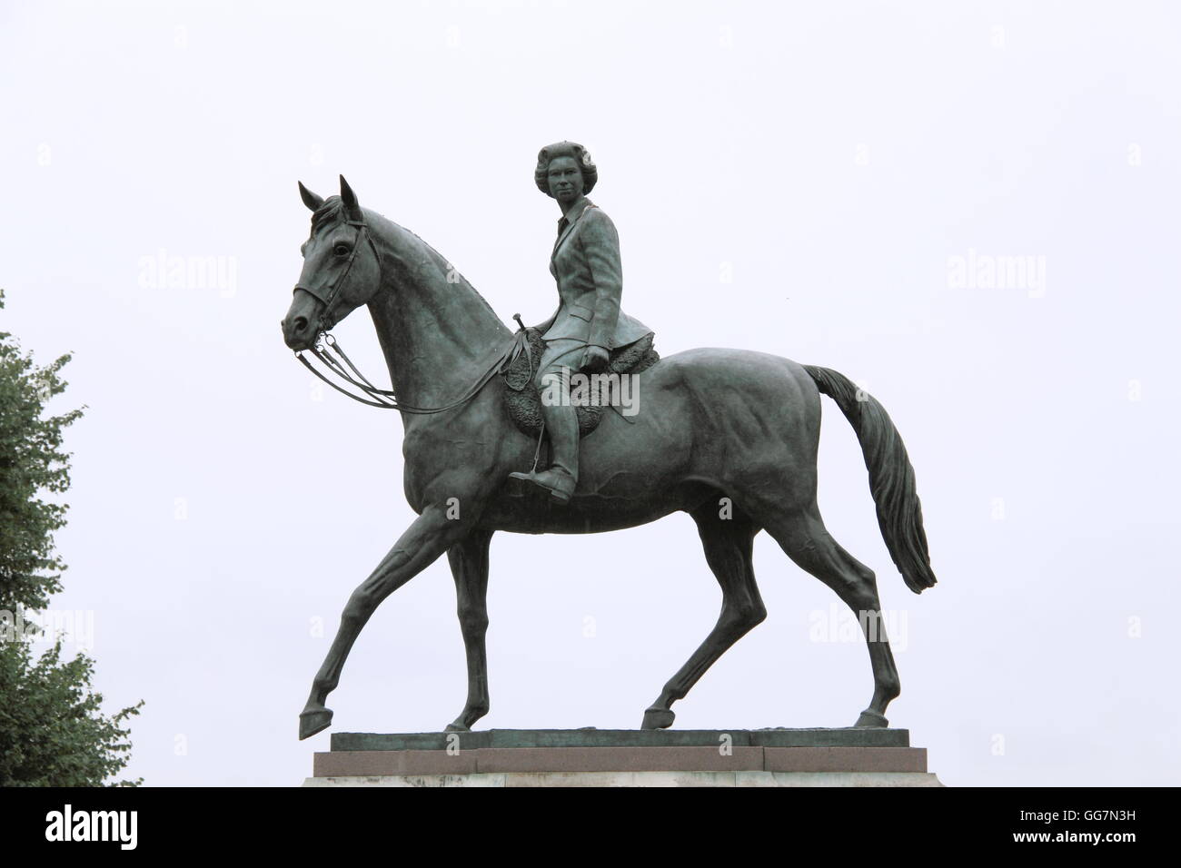 Statua equestre della Regina Elisabetta II che guarda verso il basso Queen Anne's Ride al Castello di Windsor, Windsor Great Park, England, Regno Unito Foto Stock