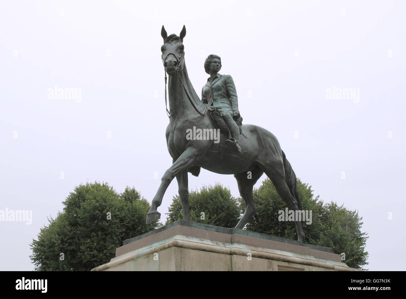 Statua equestre della Regina Elisabetta II che guarda verso il basso Queen Anne's Ride al Castello di Windsor, Windsor Great Park, England, Regno Unito Foto Stock