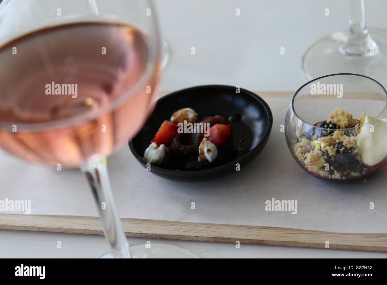 Antipasti, tartine e un bicchiere di vino al 2016 Stellenbosch Wine Festival Foto Stock