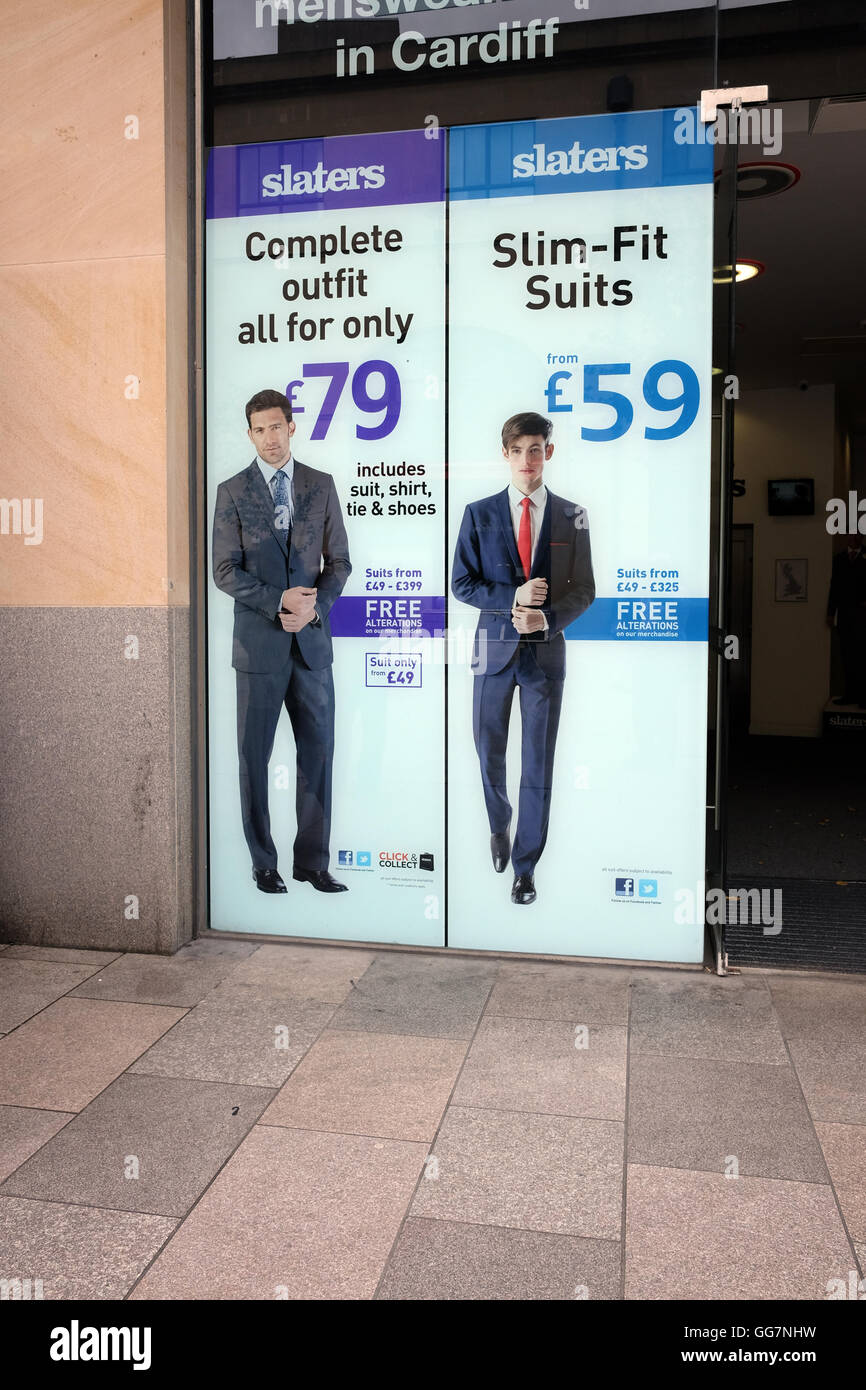 Molto poco si adatta alle pubblicizzati in un negozio di Cardiff finestra Foto Stock