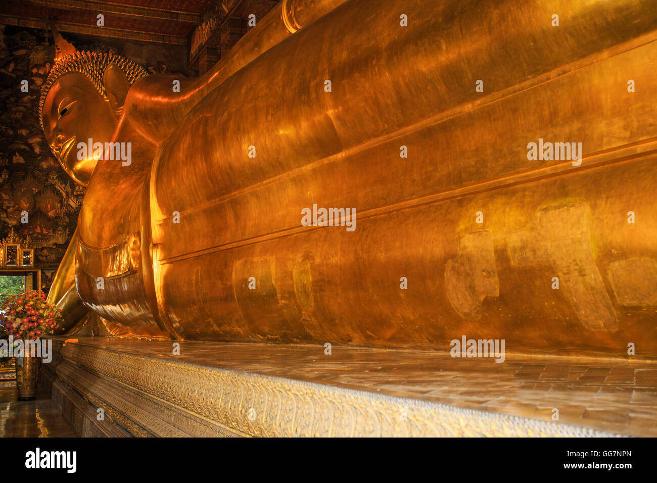 Buddha reclinato nel tempio thailandese di Bangkok Foto Stock
