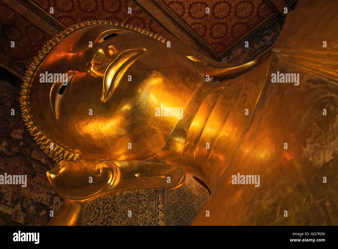 Buddha reclinato nel tempio thailandese di Bangkok Foto Stock