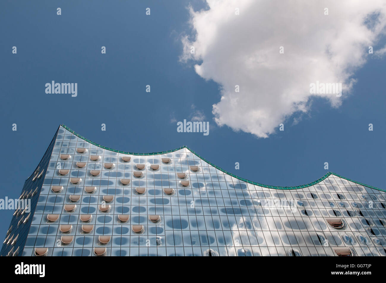 La Elbphilharmonie concert hall, Amburgo, Germania. Progettato dagli architetti Herzog & de Meuron. Particolare della facciata di vetro. Foto Stock