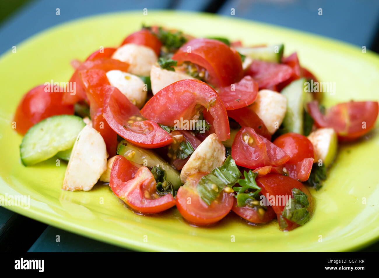 Fresca insalata caprese con bocconcini di formaggio e pomodori Foto Stock