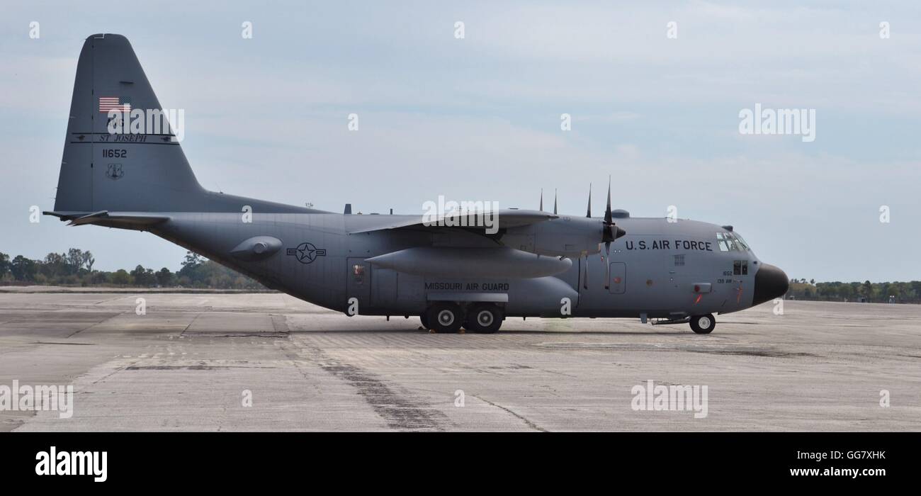 Un U.S. Air Force C-130 Hercules cargo aereo sulla pista Foto Stock