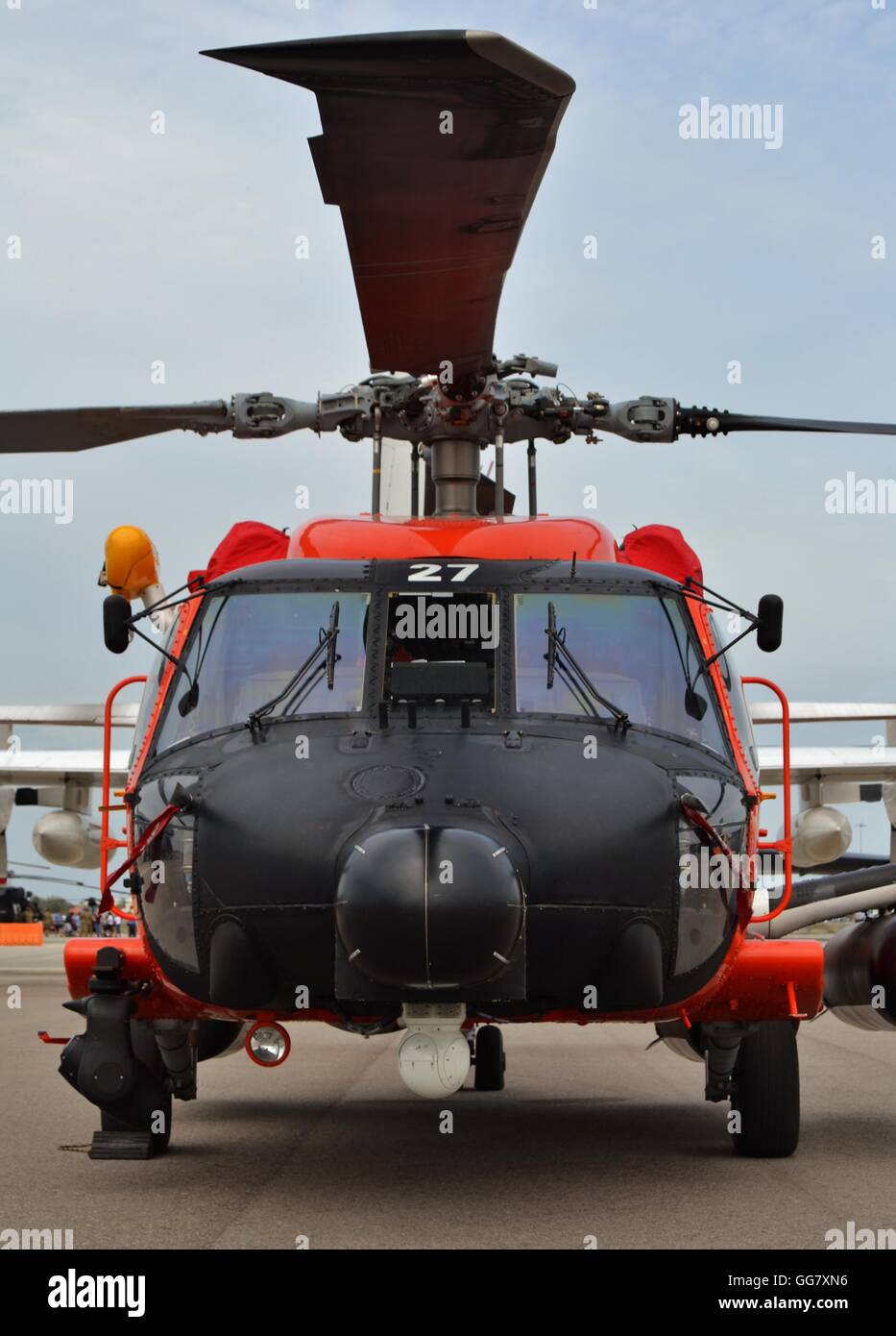 Stati Uniti Coast Guard MH-60 Jayhawk Salvataggio in elicottero parcheggiato sulla pista Foto Stock
