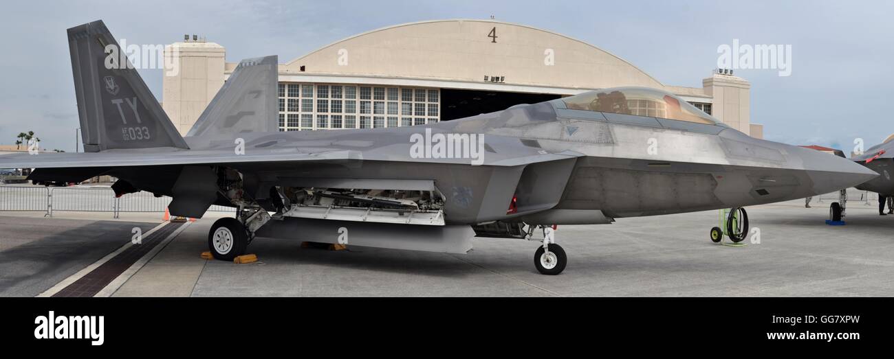Una forza aerea F-22 Raptor jet stealth parcheggiato su un aeroporto linea di volo Foto Stock
